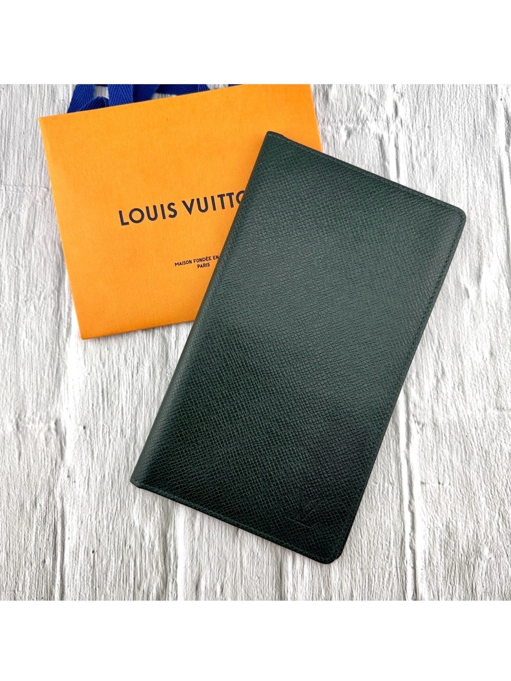 AUTHENTIC Louis Vuitton Taiga wallet. Previously owned. Color: Green.